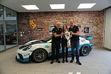 Adriano Rossi, Managing Director AMAG First AG (links), freut sich zusammen mit Angela Koch, Assistant Managing Director Rennsport AMAG First AG (Mitte), und Heinz Schön, Leiter AMAG First Rennsport-Team (rechts), über den 1. Platz in der Teamwertung.